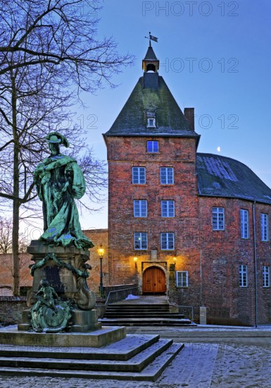 Moers Castle with the monument to Electress Louise Henriette of Brandenburg early in winter, Moers, Lower Rhine, North Rhine-Westphalia, Germany