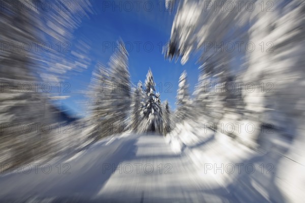 Driving on winter road, road traffic, Oberbayern, Germany/driving in winter, Upper Bavaria, Germany