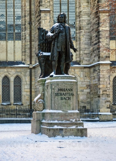 New Bach monument by Carl Seffner on the Thomaskirchhof in front of St. Thomas Church in winter with snow, Thomaner, Leipzig, Saxony, Germany
