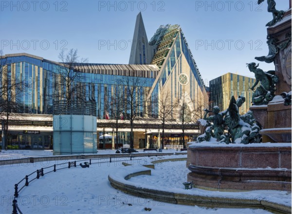 Mendebrunnen, University of Leipzig, lecture hall building and Paulinum on Augustusplatz in winter with snow, Leipzig, Saxony, Germany