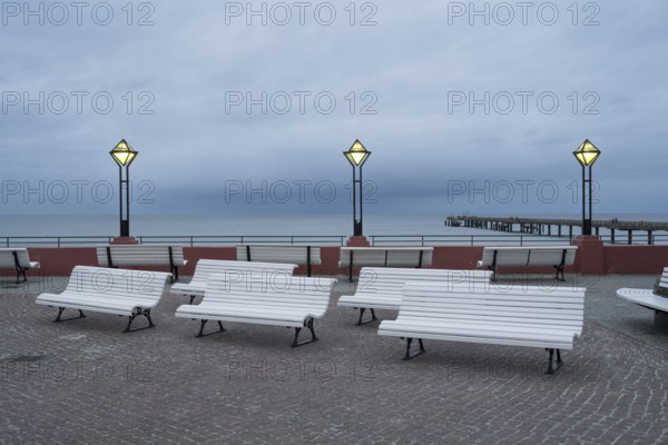 Kurplatz am spa hotel, in the back the pier and Baltic Sea, twilight, Binz, seaside resort, Rügen island, Mecklenburg-Western Pomerania, Germany