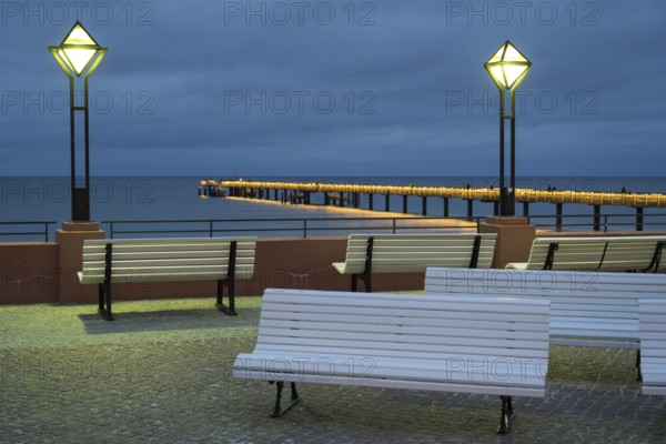 Kurplatz am spa hotel, in the back the pier and Baltic Sea, illuminated, Blaue Stunde, Binz, seaside resort, Rügen island, Mecklenburg-Western Pomerania, Germany