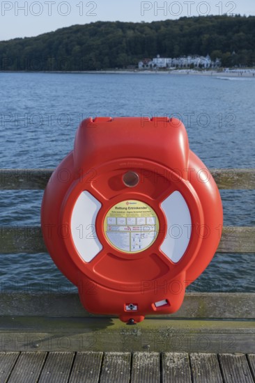 Lifebuoy at the pier, Baltic Sea in the background, Binz, seaside resort, Rügen island, Mecklenburg-Western Pomerania, Germany