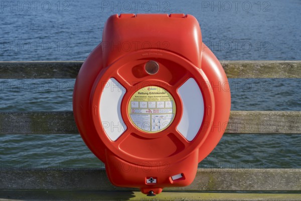 Lifebuoy at the pier, Baltic Sea in the background, Binz, seaside resort, Rügen island, Mecklenburg-Western Pomerania, Germany