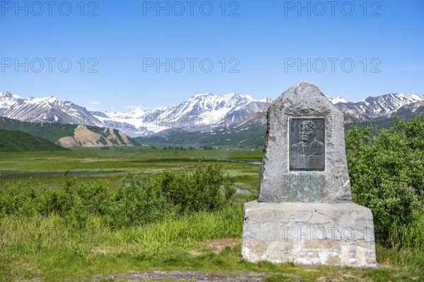 Wilds Preston Richardson Monument, memorial stone for the builder of the Richardson Highway, picturesque landscape Gulkana Glacier and summit Icefall Peak, Richardson Highway, Alaska Range, Alaska, USA
