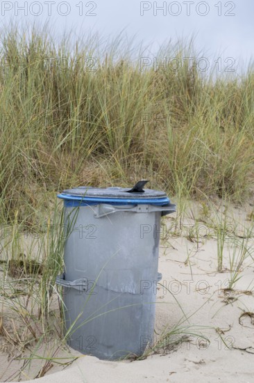 Single trash can on sandy beach in front of dune with oats, Baltic resort Göhren, Baltic Sea, Rügen island, Mecklenburg-Western Pomerania, Germany