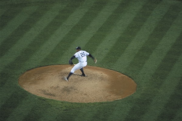 Movement, pitcher in action at Yankee Baseball Stadium, it existed from 1923 to 2008, then demolished, Bronx, New York City, USA, historical recording from 1986