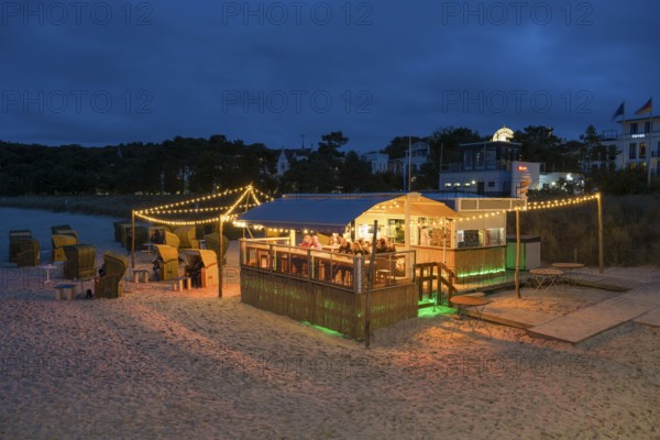 Beach bar, illuminated, Blaue Stunde, Binz, seaside resort, Rügen island, Baltic Sea, Mecklenburg-Western Pomerania, Germany
