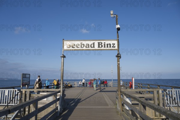 Tourists on the pier, sign Seebad Binz, Binz, seaside resort, Rügen island, Baltic Sea, Mecklenburg-Western Pomerania, Germany