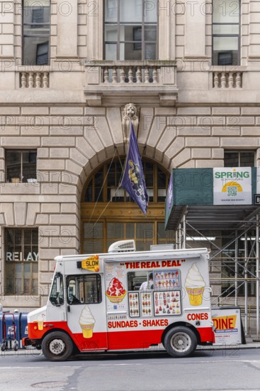 Ice cream truck, Cunard Building, New York, USA