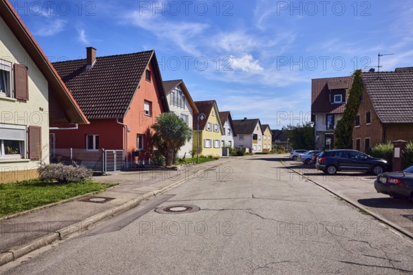 Residential development, residential area, houses, semi-detached house, multi-family houses, street, sidewalk, parking boxes with cars, front gardens, tree, lawn, bushes, blue sky, cumulus clouds, cirrus clouds, Kirchstraße, Grafenhausen district, Kappel-Grafenhausen, Black Forest, Ortenaukreis, Baden-Württemberg, Germany