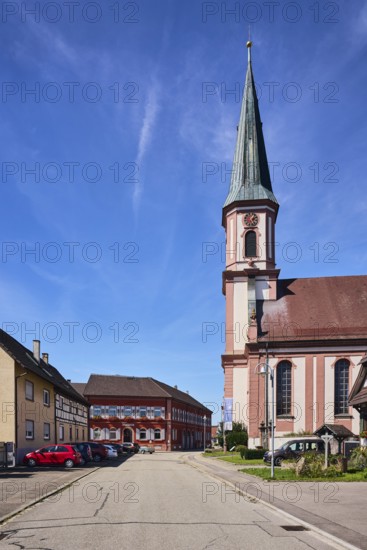 St. James church, church tower, Grafenhausen town hall, residential building, commercial building, general architecture, street, parking boxes with cars, blue sky, cirrus clouds, Kirchstraße, Grafenhausen district, Kappel-Grafenhausen, Black Forest, Ortenaukreis, Baden-Württemberg, Germany
