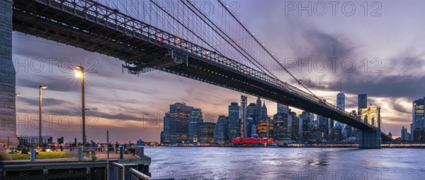Brooklyn Bridge and Manhattan skyline at sunset, Old Pier 1, Brooklyn Bridge Park, Brooklyn, New York, USA
