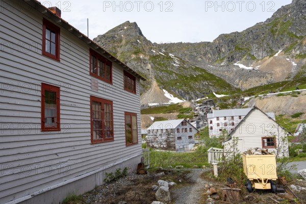 Building of the former Gold Mine Independence Mine in mountainous landscape, Independence Mine State Historical Park, Hatcher Pass, Talkeetna Mountains, Alaska, USA