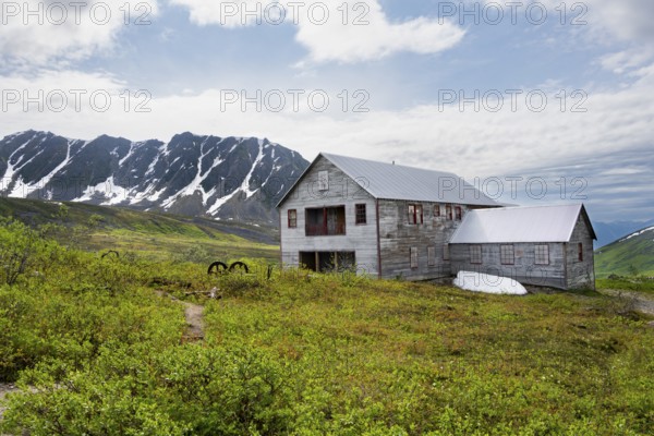 Kitchen building of the former Gold Mine Independence Mine in mountainous landscape, Independence Mine State Historical Park, Hatcher Pass, Talkeetna Mountains, Alaska, USA