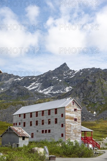 Workers accommodation, former Gold Mine Independence Mine building in mountainous landscape, Independence Mine State Historical Park, Hatcher Pass, Talkeetna Mountains, Alaska, USA