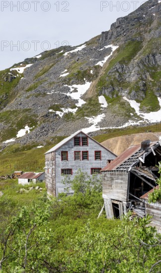 Building of the former Gold Mine Independence Mine in mountainous landscape, Independence Mine State Historical Park, Hatcher Pass, Talkeetna Mountains, Alaska, USA