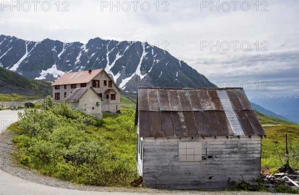 Manager's House, former Gold Mine Independence Mine building in mountainous landscape, Independence Mine State Historical Park, Hatcher Pass, Talkeetna Mountains, Alaska, USA