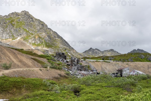 Mill, Crumbling buildings of the former Gold Mine Independence Mine in mountainous landscape, Independence Mine State Historical Park, Hatcher Pass, Talkeetna Mountains, Alaska, USA