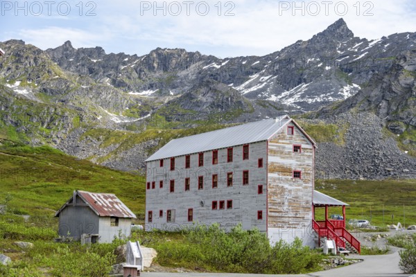 Workers accommodation, former Gold Mine Independence Mine building in mountainous landscape, Independence Mine State Historical Park, Hatcher Pass, Talkeetna Mountains, Alaska, USA
