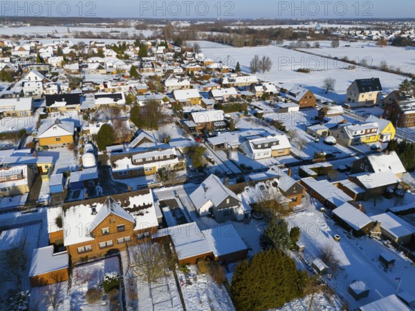 Snow-covered residential area with various houses and roads surrounded by fields, aerial view, Oelsburg, Ilsede, Peine district, Lower Saxony, Germany