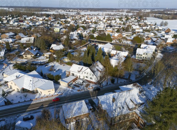 Snowy residential area with houses, roads and trees under clear winter sky, Aerial View, Oelsburg, Ilsede, Peine District, Lower Saxony, Germany