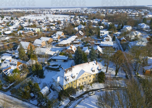 Residential area in winter with snow-covered classic buildings and trees, aerial view, Dreimädelhaus, Oelsburg, Ilsede, Peine district, Lower Saxony, Germany