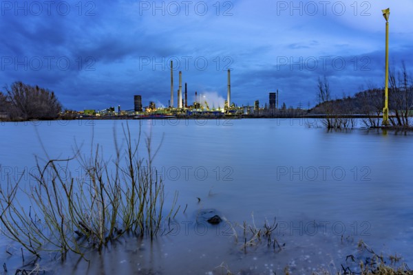Rhine near Duisburg-Bruckhausen, industrial setting of the ThyssenKrupp steel plant, Schwelgern coking plant, North Rhine-Westphalia, Germany