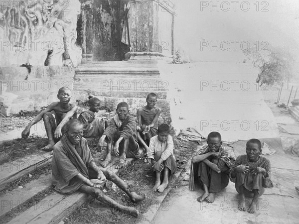 Group of leprosy patients. Sick beggars at the entrance to a temple in Rangoon. Leprosy (Hansen's disease), bacterial infection caused by Mycobacterium leprae. The pathogen was discovered in 1873 by the Norwegian doctor and zoologist Gerhard Armauer Hansen. Medicine, history of medicine, photography around 1900, Rangoon, Myanmar, formerly Burma, Southeast Asia, Asia, historical
