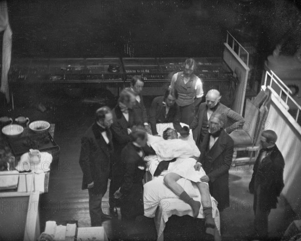 Operation, operating room, one of the first photos of an operation with general anesthesia from 1847. Surgeon: Dr. John Collins Warren. The anesthesia was only performed for the first time on October 16, 1846 by dentist William T. G. Morton in Boston. Previously, patients were always operated on without anesthesia. medicine, history of medicine, 1847, historical