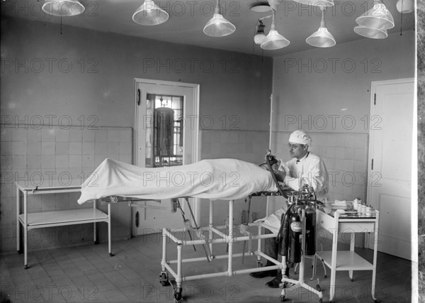 Operation, anesthetist, anesthesia with laughing gas, medicine, history of medicine, photograph, 1922, historical