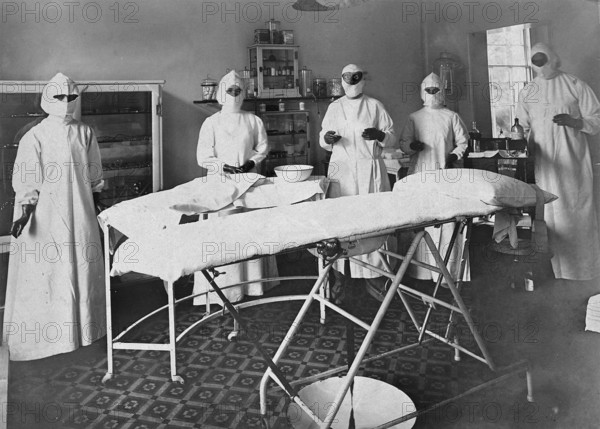 Service. Surgical team, doctor, medical team, operating room, Wotton Lodge, Gloucester, operating room and staff. Medicine, history of medicine, photography around 1909, United Kingdom, historical