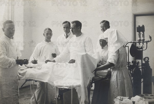 Einar Key (fourth from left), a Swedish surgeon, in an operating theatre with other members of the surgical team, Operation. Nurse, doctor, operating theatre, medical team, photo circa 1900, medicine, medical history, photography, photo circa 1923. medicine, Sweden, historical