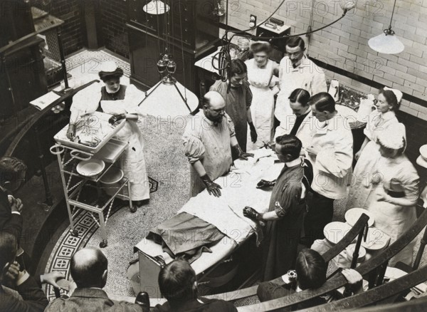 Service. surgical team, nurse, doctor, operating room, medical team, photo around 1900, medicine, history of medicine, photography, England, historical