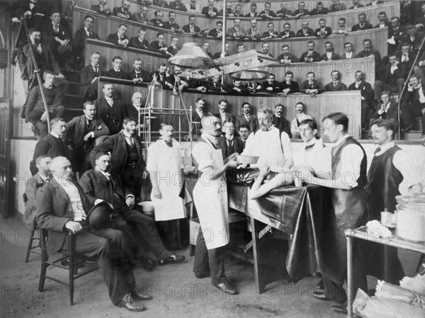 Bellevue Hospital, William MacCormac, operation, surgical team, doctor, medical team, patient, operating room, education, medical studies, audience, students, medicine, medical history, photography around 1891, New York, USA, historical