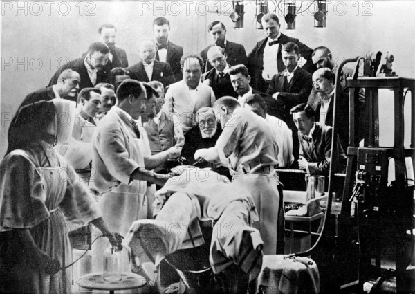 Rudolf Virchow (Rudolf Ludwig Karl Virchow 1821 1902), German physician, pathologist and anatomist observing an operation by colleagues, operating team, medical team, nurse, doctor, operating theatre, patient, training, education, medical studies, medicine, history of medicine, photography, Berlin around 1900, Germany, historical
