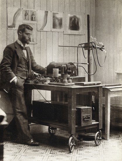 The Royal London Hospital, Whitechapel, x-ray, with doctor, around 1900. Medicine, history of medicine, photography, London, United Kingdom, historical