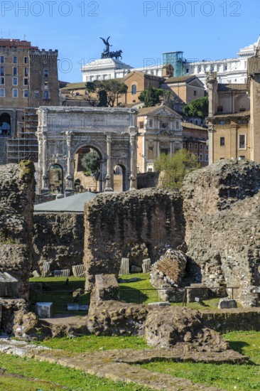 In front ruins foundations of the temple cremation site of Roman general Julius Caesar, Tempio del Divo Giulio, Aedes Divi Iulii