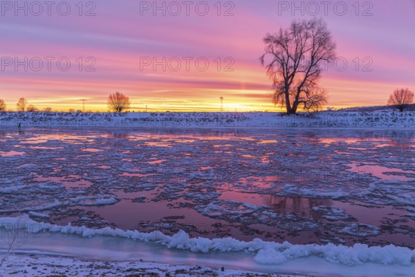 Cold winter morning on the Elbe with floating ice floes, snow and dawn at sunrise, Kötzschenbroda, Radebeul, Saxony, Germany
