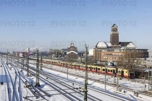 An S-Bahn runs on the railway line next to the BEHALA (Berliner Hafen- und Lagerhausgesellschaft) on 07/01/2026