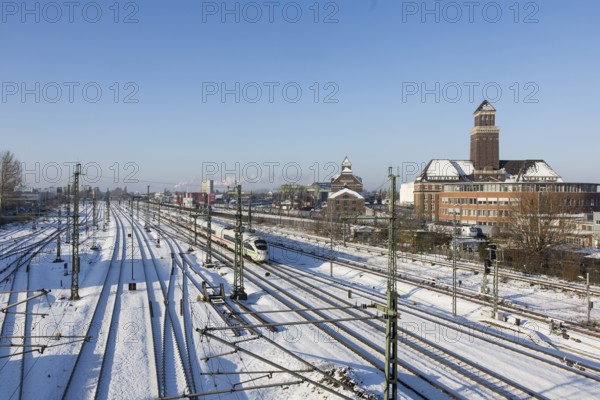 An ICE runs on the railway line next to the BEHALA (Berliner Hafen- und Lagerhausgesellschaft) on 07/01/2026