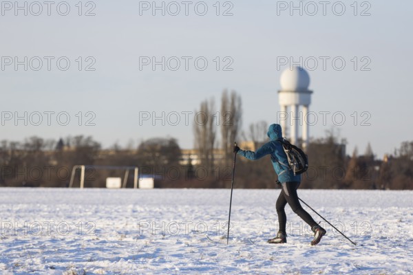 A skier rides in front of a radar tower on Tempelhofer Feld in Berlin on 11.01.2026