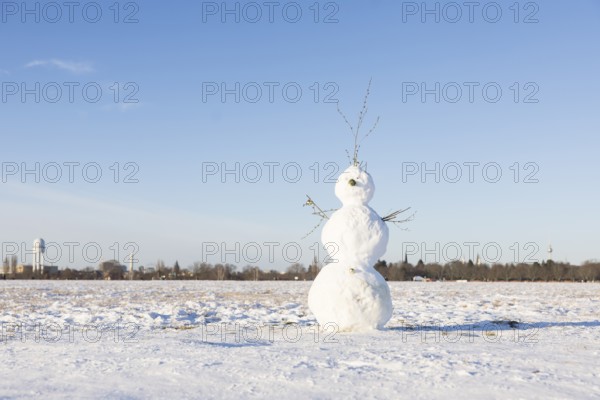A snowman stands on Tempelhofer Feld in Berlin on 11.01.2026