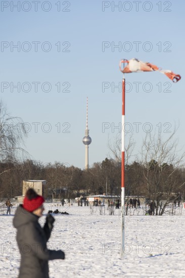 Wind direction sensor on Tempelhofer Feld in front of the Berlin TV Tower in Berlin on 11.01.2026