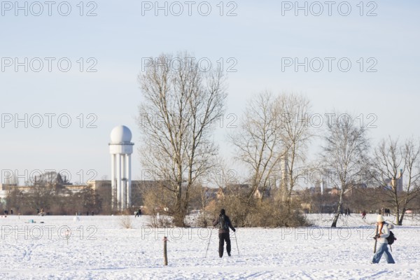 A skier in front of a radar tower on Tempelhofer Feld in Berlin on 11.01.2026