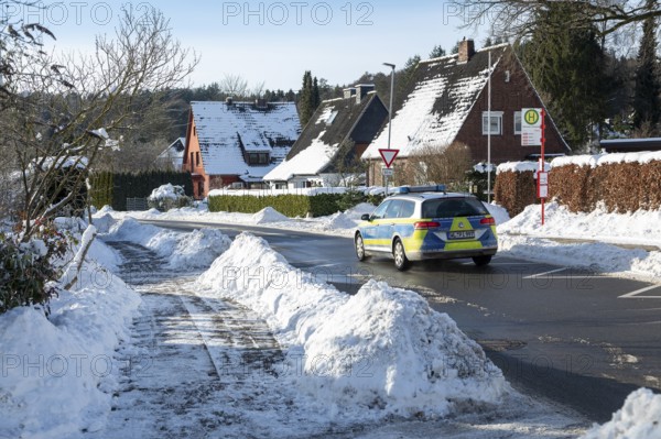 Snowy street, police car, houses, winter, snow, Sieversen, Samtgemeinde Rosengarten, Lower Saxony, Germany