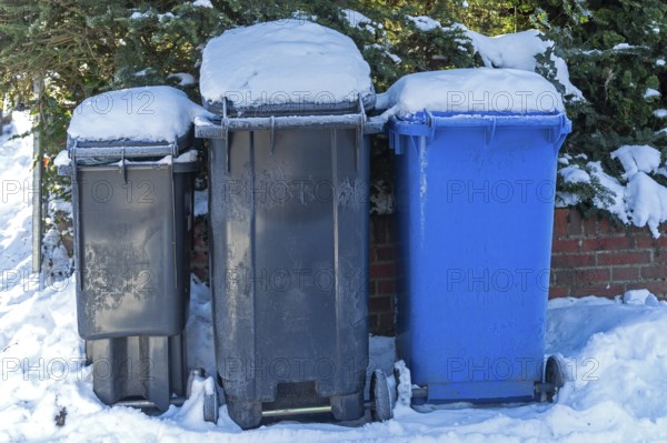 Snowy trash cans, winter, snow, Sieversen, Samtgemeinde Rosengarten, Lower Saxony, Germany