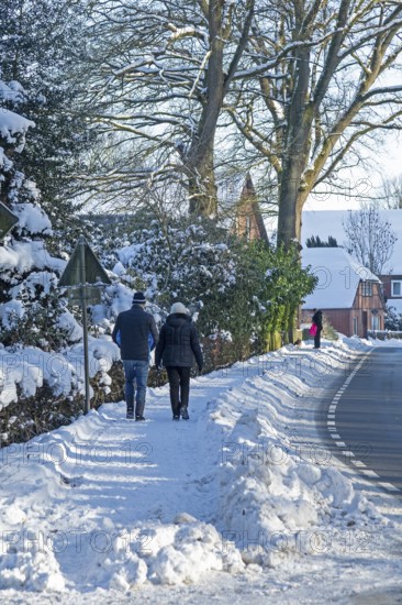 People walking in the snow, snowy footpath, winter, Sieversen, Samtgemeinde Rosengarten, Lower Saxony, Germany