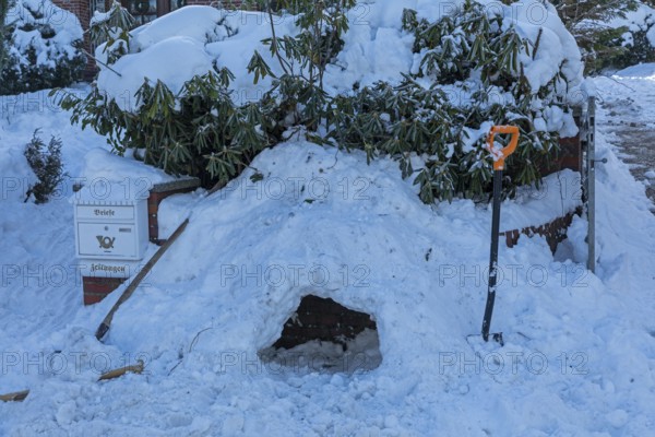 Children have built an igloo, snow piles, mailbox, shovel, winter, snow, Sieversen, Samtgemeinde Rosengarten, Lower Saxony, Germany