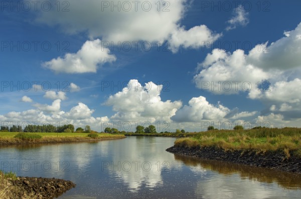 River Hunte mite Wolken, Neuenhuntdorf, Lower Saxony, Germany